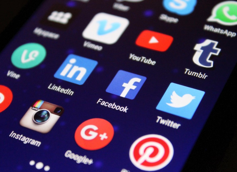 10 passos essenciais para conquistar clientes usando o LinkedIn apps blur button close up